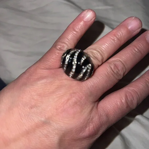 Elegant Black and Silver Women's Ring - Picture 8 of 8